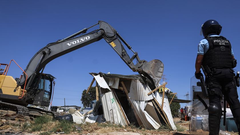 Loures suspende demolição de barracas após providência cautelar