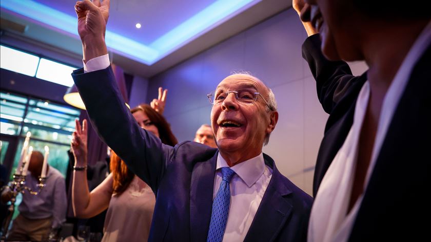 Marques Mendes promete departamento sobre emigrantes e defende três opções de voto