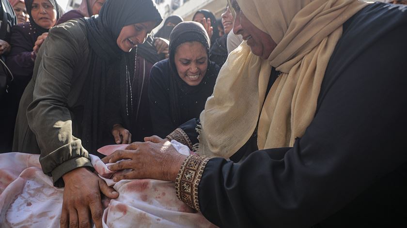 Pelo menos 32 palestinianos mortos por tiros israelitas em Rafah