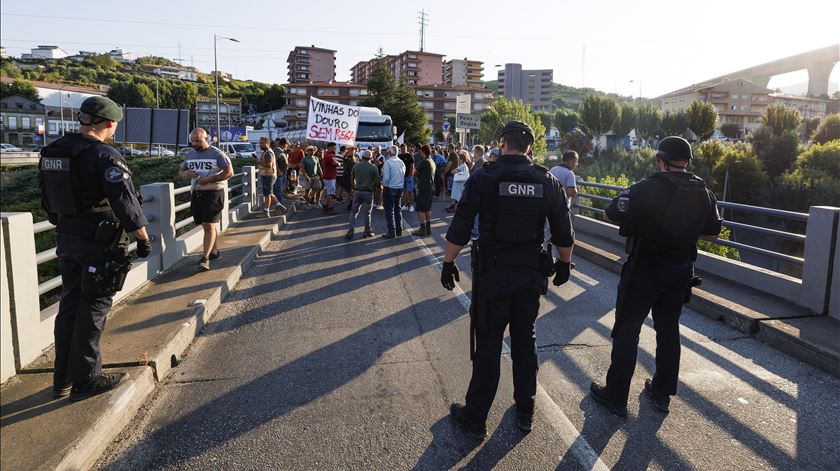 Viticultores em protesto bloqueiam ponte que dá acesso à Régua