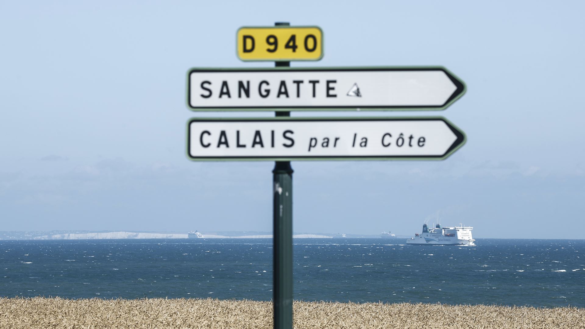 Barco com migrantes vira junto a Calais. Duas mulheres morreram