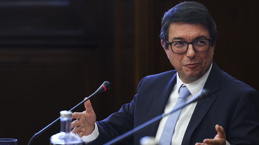 Direção do SNS promete contratos para médicos tarefeiros