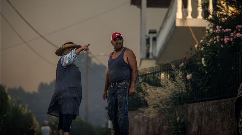 Incêndio ameaçou aldeias. 370 bombeiros combatem fogo em Sabrosa