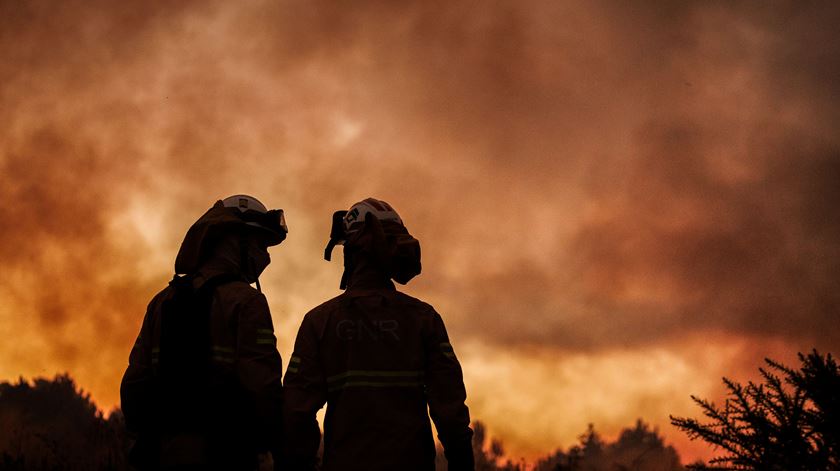 Fogo em Sabrosa "completamente descontrolado" obriga a evacuar lar