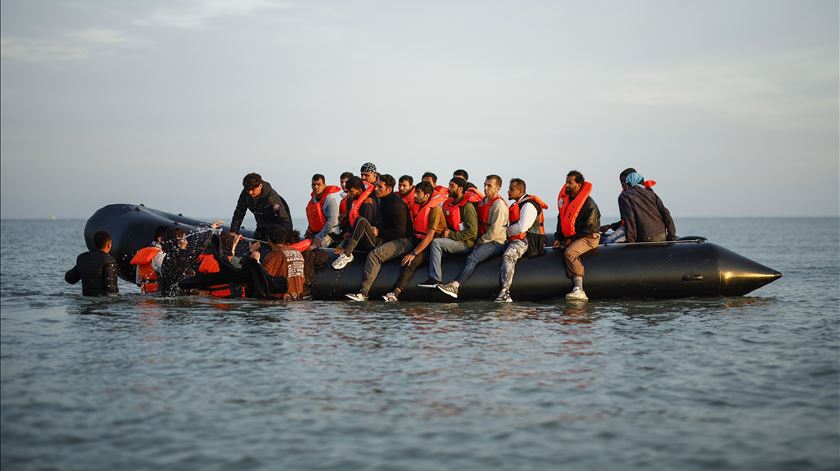 Pedidos de asilo na UE com "quebra significativa" no 1.º semestre de 2025