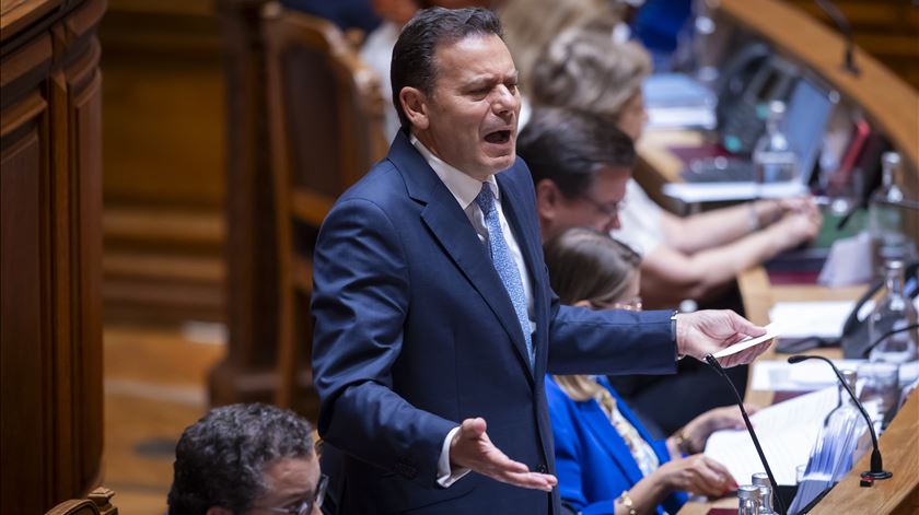 PM anuncia aquisição de 275 novas viaturas para o INEM e segura ministra