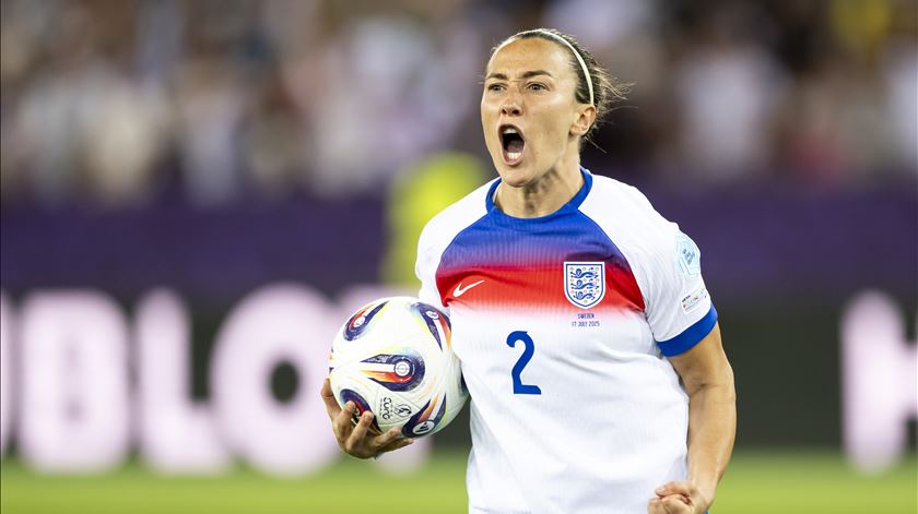 Por alguma razão se chama Tough. Lucy Bronze jogou Euro 2025 com tíbia partida