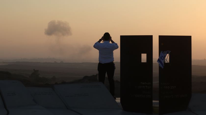 Gaza. 16 pessoas mortas em ataque aéreo no campo de refugiados de Shati Gaza. 16 pessoas mortas em ataque aéreo no campo de refugiados de Shati