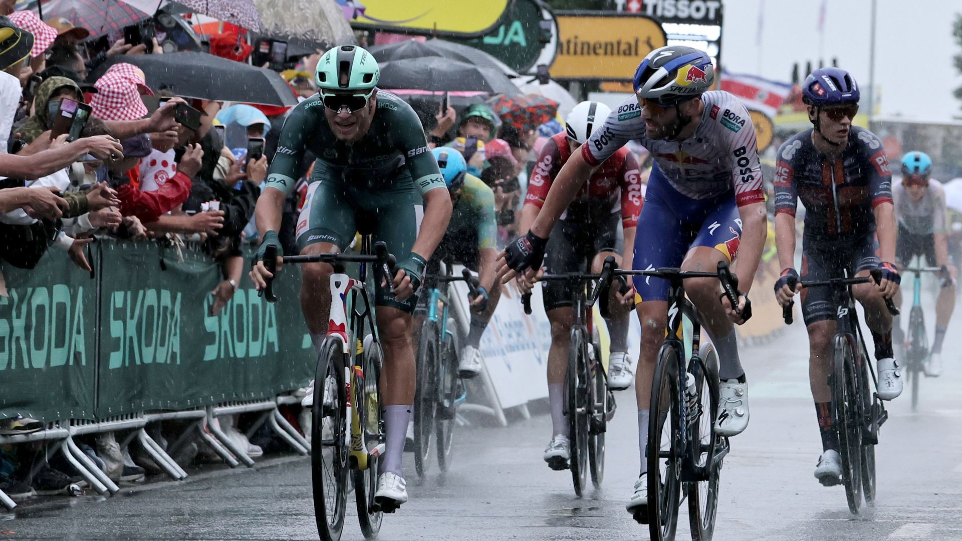 Camisola verde Jonathan Milan vence 17.ª etapa do Tour, marcada por mais uma queda no "sprint"