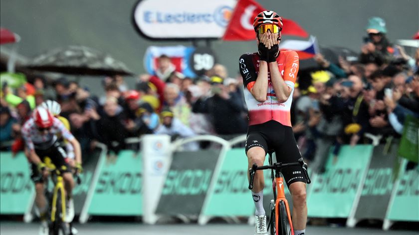 Arensman bisa no Tour. Pogacar segura amarela na última barreira antes de Paris