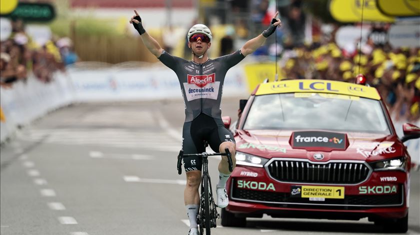 Kaden Groves completa trilogia ao vencer etapa 20 do Tour