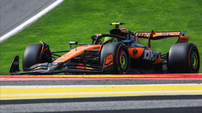 Norris vence na Hungria e mantém corrida tensa pelo título de Fórmula 1