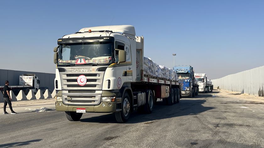 Gaza. Pausa nas atividades militares israelitas enquanto mantimentos chegam por camião. Foto: Stringer/EPA