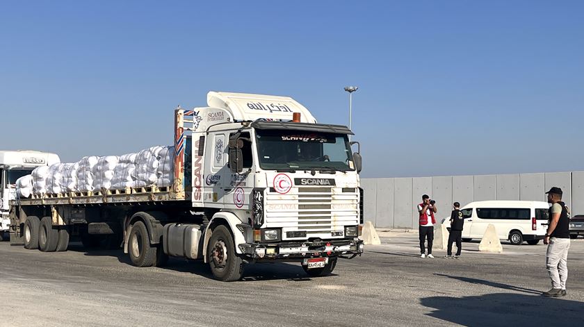 Gaza. Pausa nas atividades militares israelitas enquanto mantimentos chegam por camião. Foto: Stringer/EPA