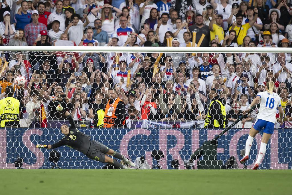 O penálti de Chloe Kelly que deu o título de campeã da Europa à Inglaterra. Foto: Georgios Kefalas/EPA O penálti de Chloe Kelly que deu o título de campeã da Europa à Inglaterra. Foto: Georgios Kefalas/EPA