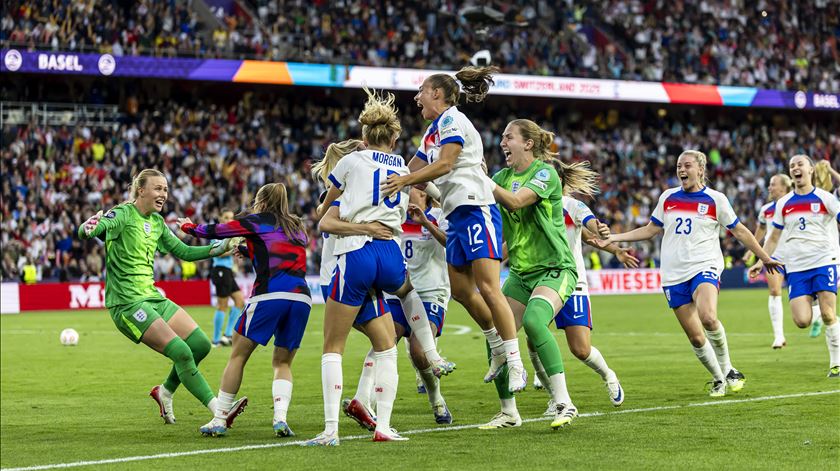Inglaterra vence Espanha nos penáltis e é bicampeã da Europa