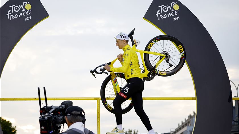 Tour. Van Aert ganha etapa da confirmação do tetra de Pogacar