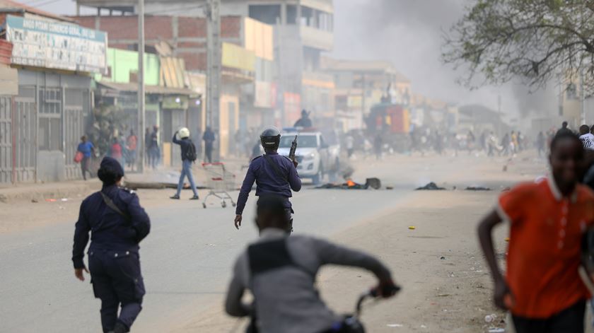 Violência, vandalismo e pilhagens. Pelo menos quatro mortes e mais de 500 detenções em Luanda