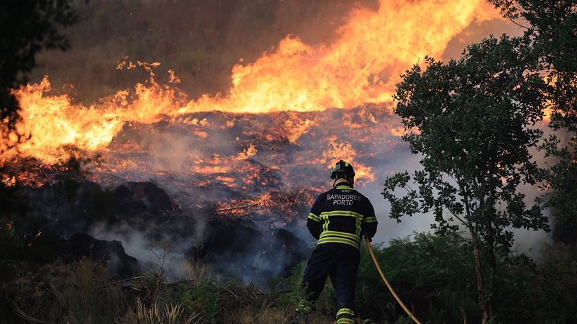 Mais de 2600 bombeiros combatem quatro grandes incêndios no norte do país