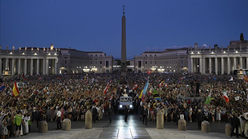 Papa Leão XIV dá boas-vindas aos participantes no Jubileu dos Jovens no Vaticano. Foto: Vatican Media/EPA