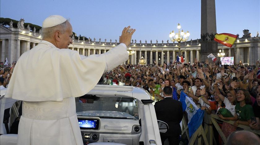 Papa Leão XIV dá boas-vindas aos participantes no Jubileu dos Jovens no Vaticano. Foto: Vatican Media/EPA