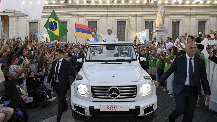 Papa Leão XIV dá boas-vindas aos participantes no Jubileu dos Jovens no Vaticano. Foto: Vatican Media/EPA