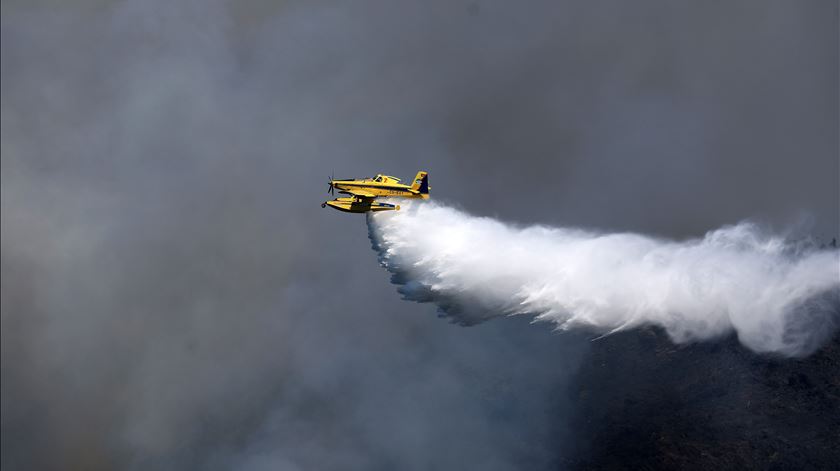 Incêndios: Aviões suecos chegaram e começam a operar na 3.ª feira