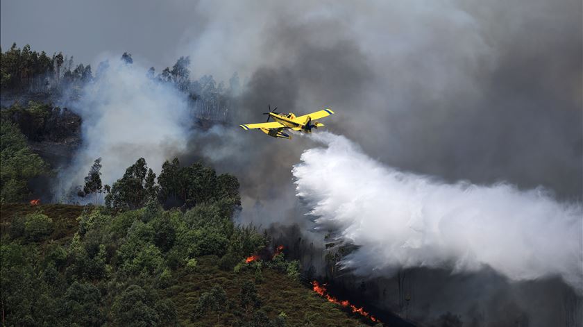 Mais de 1.900 operacionais e 15 meios aéreos combatem fogos