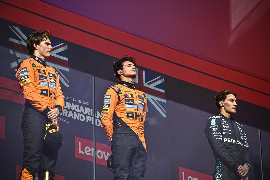 Lando Norris e Oscar Piastri têm partilhado pódios todo o ano. Falta saber quem sai mais vezes por cima. Foto: Boglarka Bodnar/EPA Lando Norris e Oscar Piastri têm partilhado pódios todo o ano. Falta saber quem sai mais vezes por cima. Foto: Boglarka Bodnar/EPA