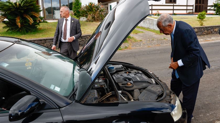 Fumo no carro obrigou Marcelo a trocar de viatura nos Açores