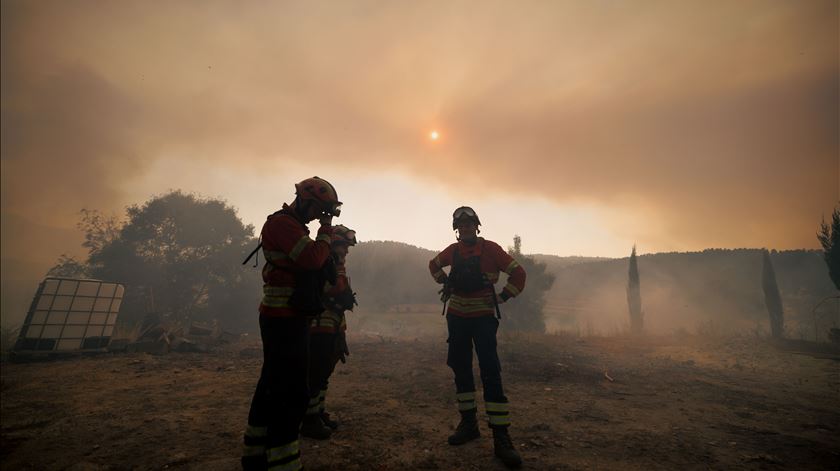 Incêndio: Mais de 20 pessoas retiradas de casa em Oliveira do Hospital