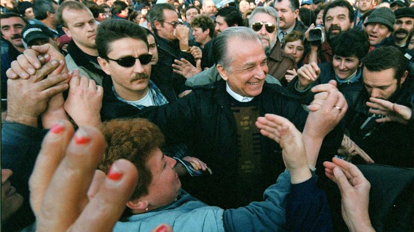 Morreu Ion Iliescu, antigo Presidente da Roménia que ajudou a derrubar Ceausescu
