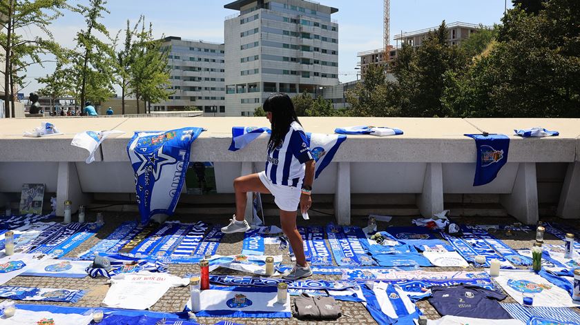 "Merecia uma estátua". Sons e imagens da homenagem a Jorge Costa no Dragão