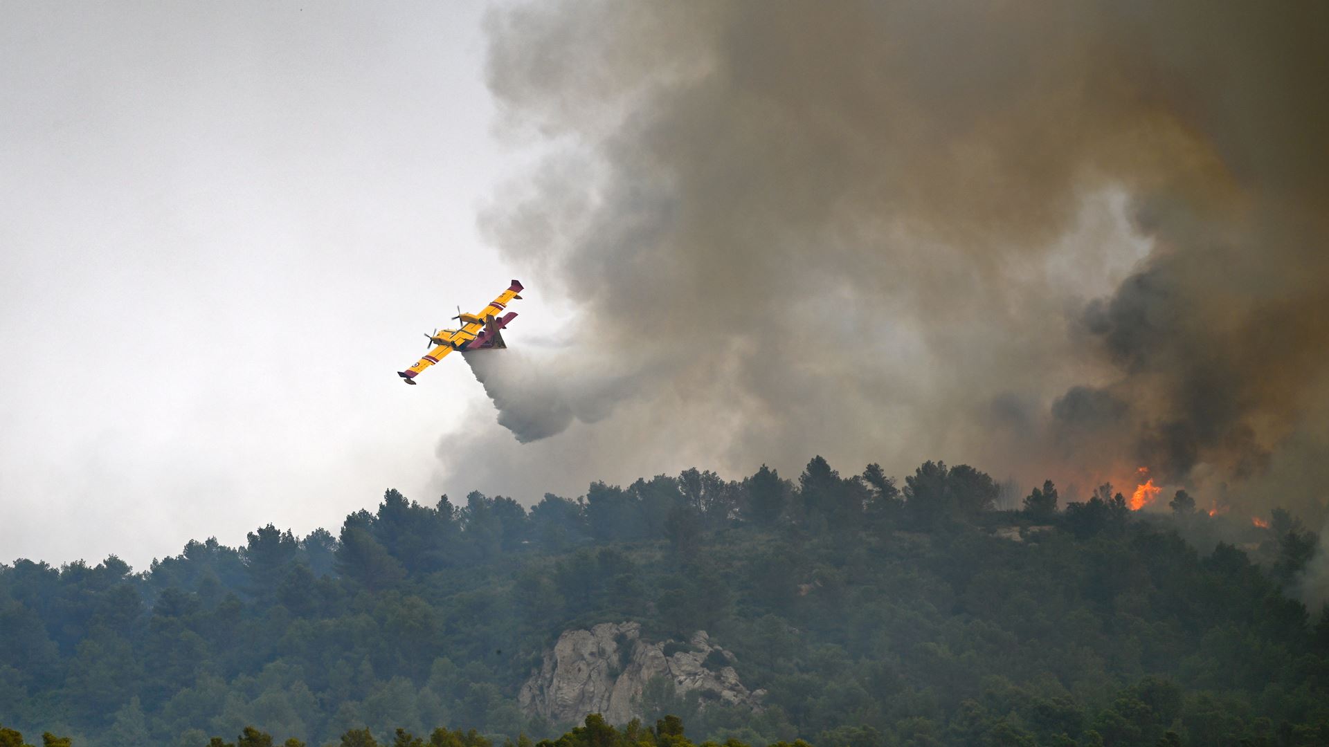 França enfrenta maior incêndio em décadas e regista uma vítima mortal