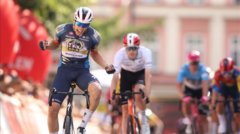 Paul Magnier é o primeiro camisola rosa do Giro em etapa inaugural com queda coletiva