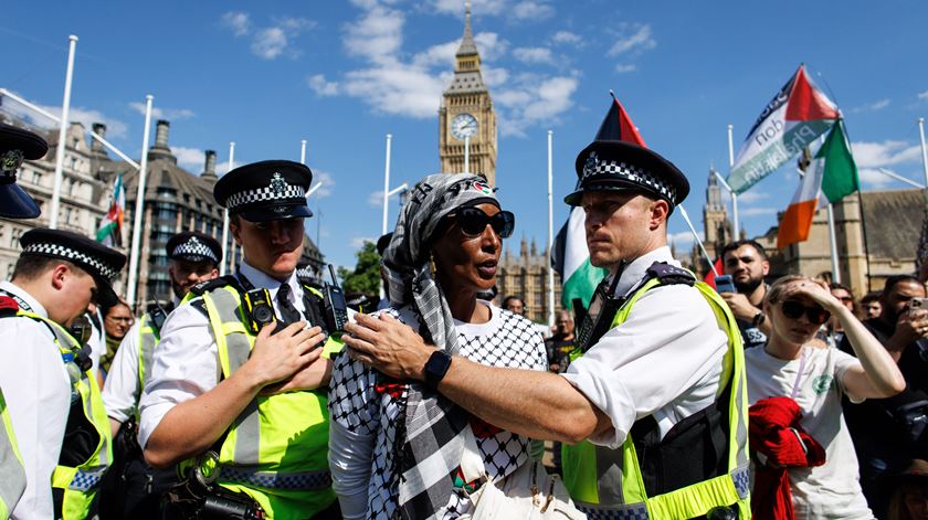 Apoiantes do grupo Palestine Action manifestam-se em Londres contra a decisão do governo de banir o movimento. 9 de agosto de 2025. Foto: Tolga Akmen/EPA