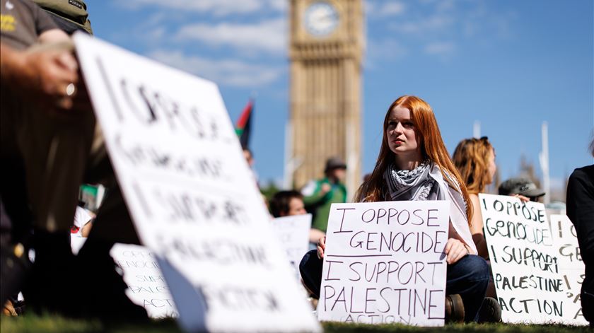 Apoiantes do grupo Palestine Action manifestam-se em Londres contra a decisão do governo de banir o movimento. 9 de agosto de 2025. Foto: Tolga Akmen/EPA