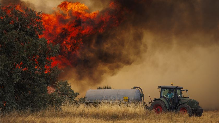 Incêndios de Ribeira de Pena e Vila Real estão por dominar. Há mais de 1.300 bombeiros no terreno