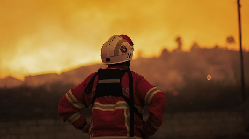 Operacionais a combater fogo em Seia aumentam para 612 e meios aéreos diminuem