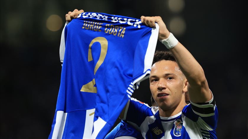 Porto entra forte e bate Vitória em noite de homenagens a Jorge Costa