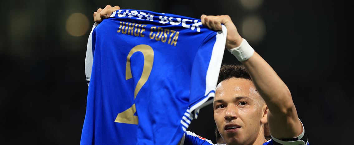 Porto entra forte e bate Vitória em noite de homenagens a Jorge Costa