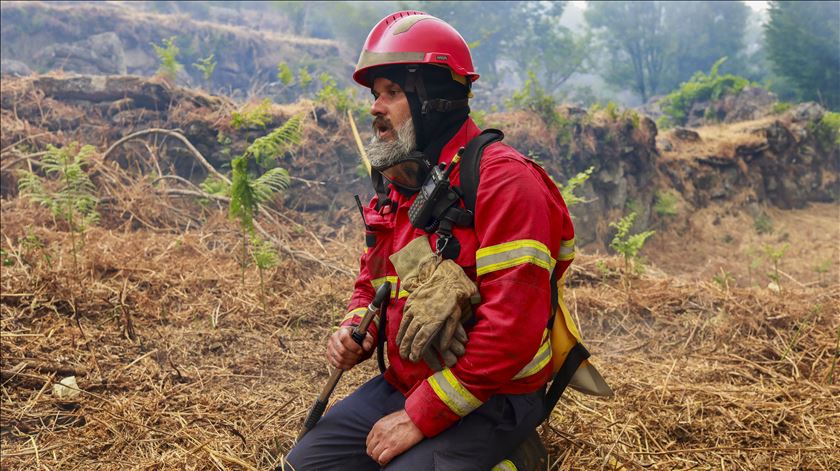 "Estamos a dar tudo": Montenegro compreende "indignação" sobre incêndios