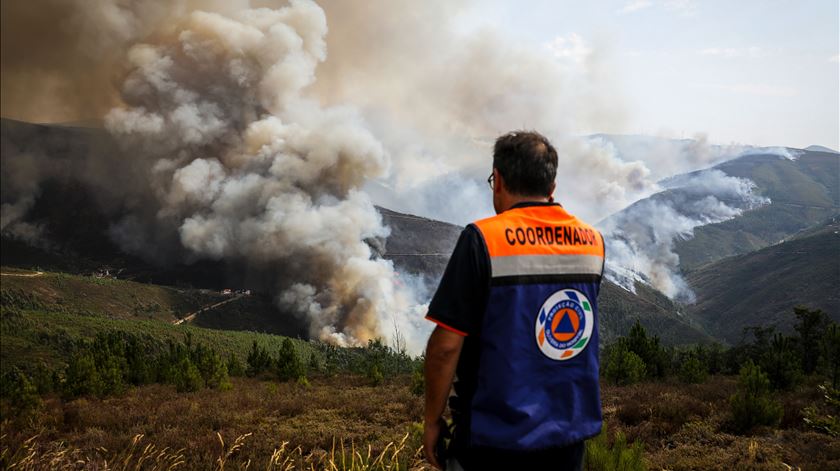 Agrava-se o incêndio de Oliveira do Hospital. Prioridade é garantir a defesa das localidades mais próximas da linha de fogo