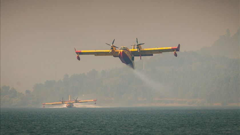 Grécia envia dois aviões Canadair. Chegam a Portugal na sexta-feira