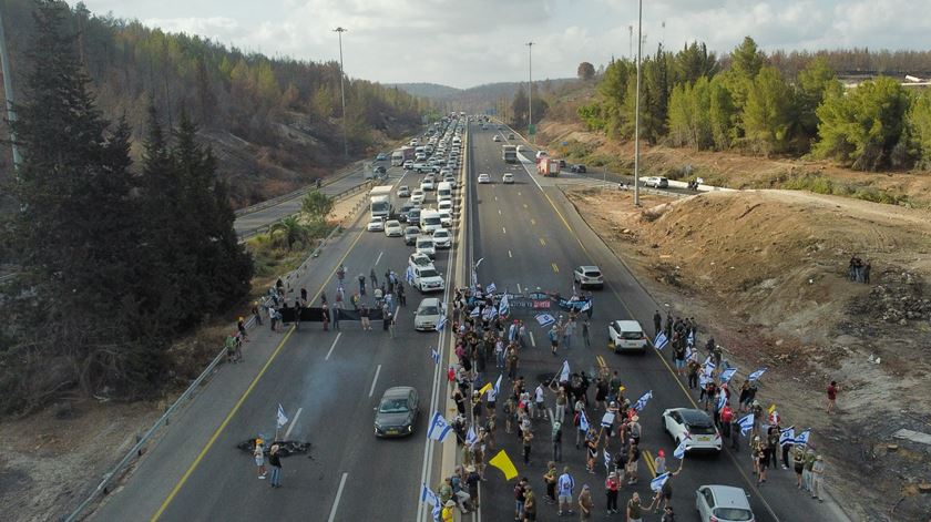 Manifestantes contra a guerra na Faixa de Gaza bloqueiam autoestradas em Israel. . Foto: Abir Sultan/EPA