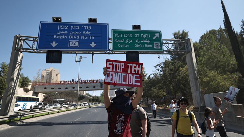 Manifestantes contra a guerra na Faixa de Gaza bloqueiam autoestradas em Israel. . Foto: Abir Sultan/EPA