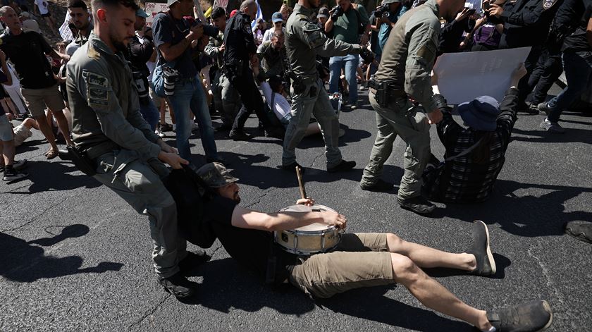Manifestantes contra a guerra na Faixa de Gaza bloqueiam autoestradas em Israel. Foto: Atef Safadi/EPA
