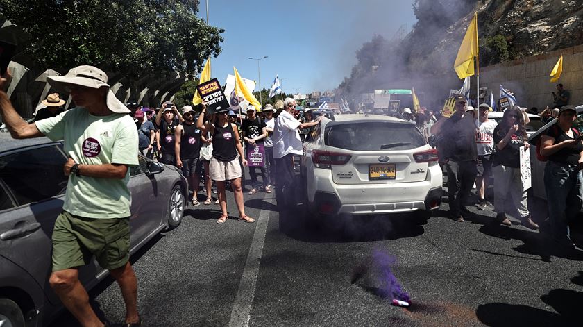 Manifestantes contra a guerra na Faixa de Gaza bloqueiam autoestradas em Israel. Foto: Atef Safadi/EPA
