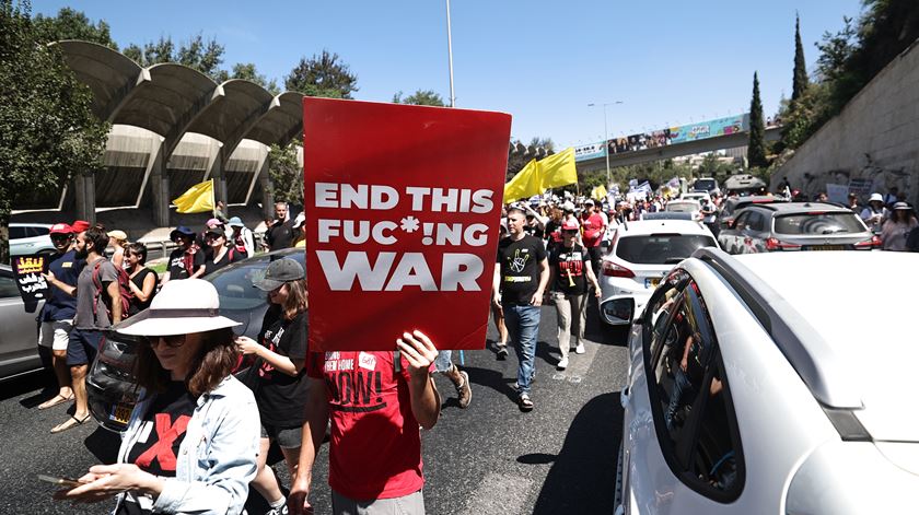 Manifestações contra a guerra na Faixa de Gaza bloqueiam autoestradas em Israel