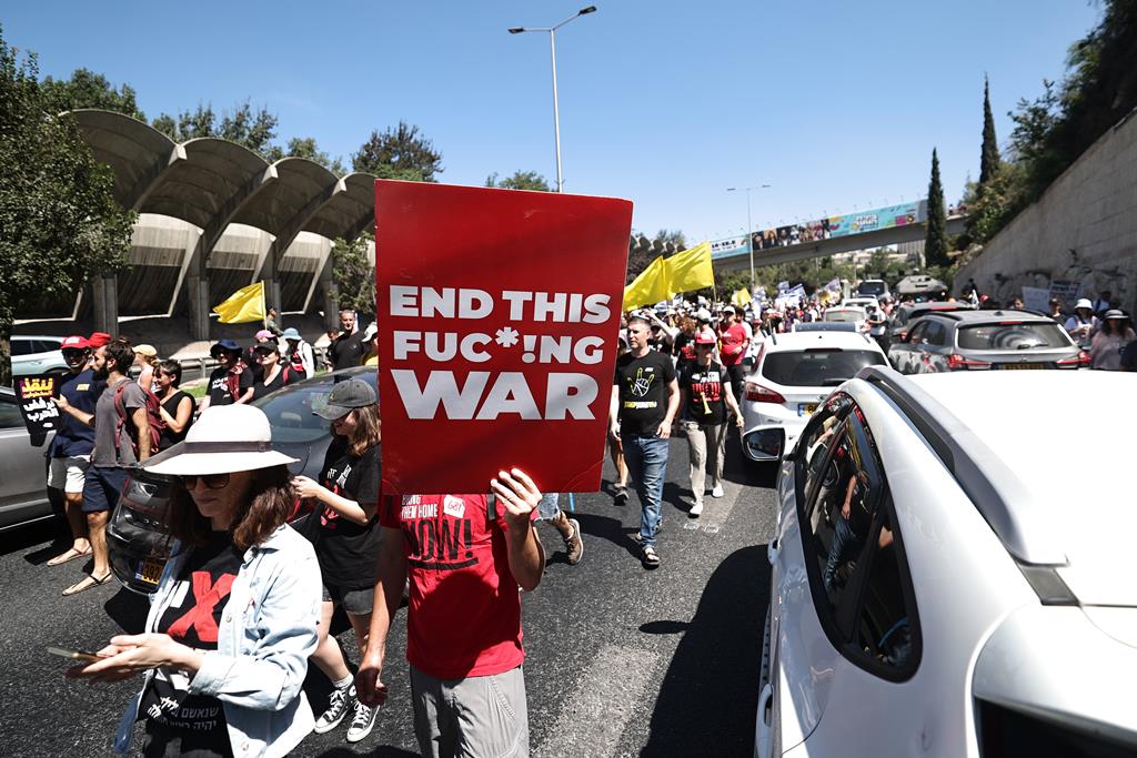 Manifestações contra a guerra na Faixa de Gaza bloqueiam autoestradas em Israel